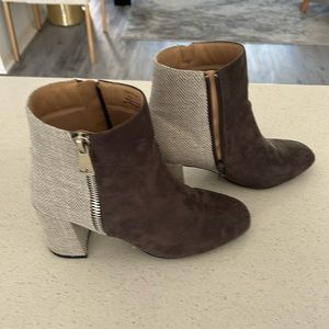 Unknow brand, grey 2 tone booty. Heel to top is 7.75”